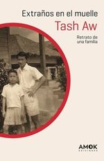 Portada del libro 'Extraños en el muelle' con el título y el nombre del autor Tash Aw en un diseño que evoca la historia y la